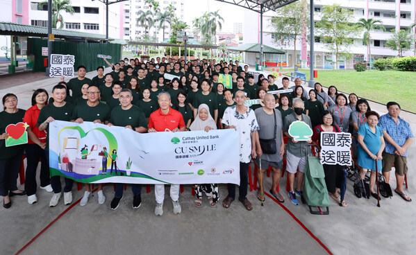 Cathay United Bank Singapore Branch held its second “CU Smile” CSR Day, gathering nearly 100 employees and Taiwanese enterprise representatives to volunteer and refurbish seniors’ homes. (Photo provided by Cathay United Bank)