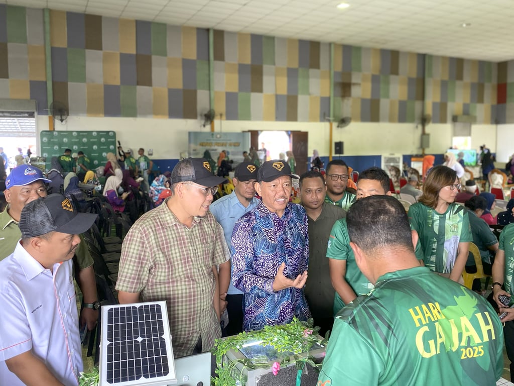 District Officer of Mersing, Hj Jamil Hasni Bin Abdullah, visited Federal Land Consolidation and Rehabilitation Authority (FELCRA) booth to learn about the early warning system.