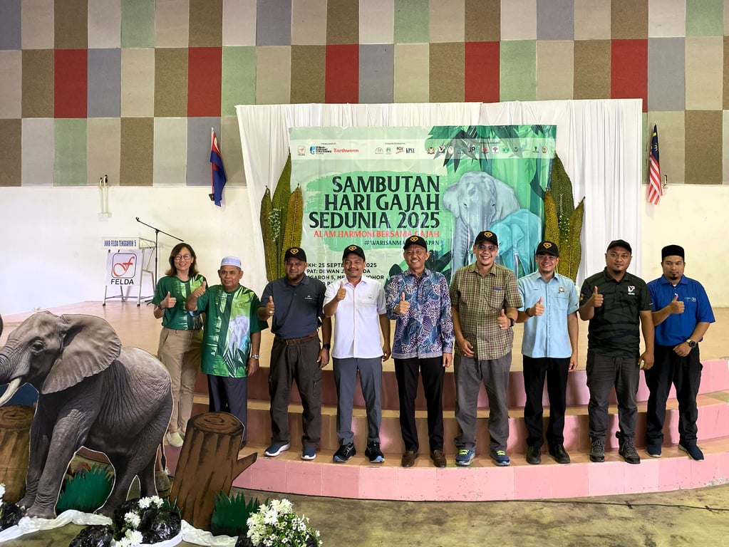 From left to right: Malaysia Country Representative of Earthworm Foundation, Ooi Kiah Hui; Chairman of HEC Committee Sg. Ara, En. Safiai Mohamad; Regional Controller of FGV (Felda Global Ventures) Mersing Region, En. Mohd Azani Ab Latif; Regional Director of FELDA Johor Bahru Region, En. Mohd Helmi Fakhzan Bin Abd Wahab; District Officer of Mersing, Tn. Hj. Jamil Hasni Bin Abdullah;  Director of Replanting Department, En. Zool Hilmi Zahini Bin Haron; Official Representative of District Officer of Kota Tinggi District Office, En. Ramdan Bin Rokman; Department of Wildlife and National Parks representative, En. Azrul Bin Abd Manan; Branch Assistant Coordinator Zone 1 Malaysian Palm Oil Board (MPOB), En. Alif Fikri Bin Aripin