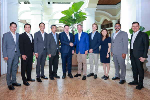 (Executives from left to right): SCGP CFO, Danaidej Ketsuwan; SCG Smart Living and SCG Distribution & Retail President, Wiroat Rattanachaisit; SCG Cement & Green Solution President, Surachai Nimlaor; SCGC Chief Operations and Innovation Officer, Dr.Suracha Udomsak; SCG President and CEO, Thammasak Sethaudom; Ecolab Chairman & CEO, Christophe Beck; SVP& Market Head, Greg Lukasik; Chief Marketing & Innovation Officer, Chris Leong, VP & GM for Basic Industries; Chandrasegaran Marimuthu and Strategic Account Director, Chroong Kanjchanapoomi