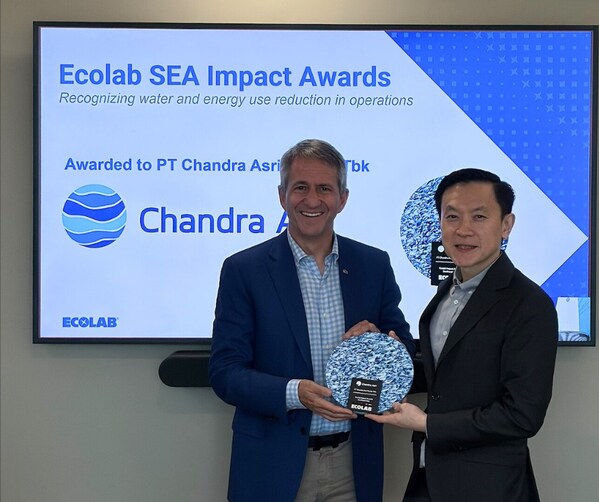(Left) Christophe Beck, Ecolab Chairman and CEO, with (Right) Erwin Ciputra, President Director and CEO of Chandra Asri Group and Aster (Left) Christophe Beck, Ecolab Chairman and CEO, with (Right) Erwin Ciputra, President Director and CEO of Chandra Asri Group and Aster