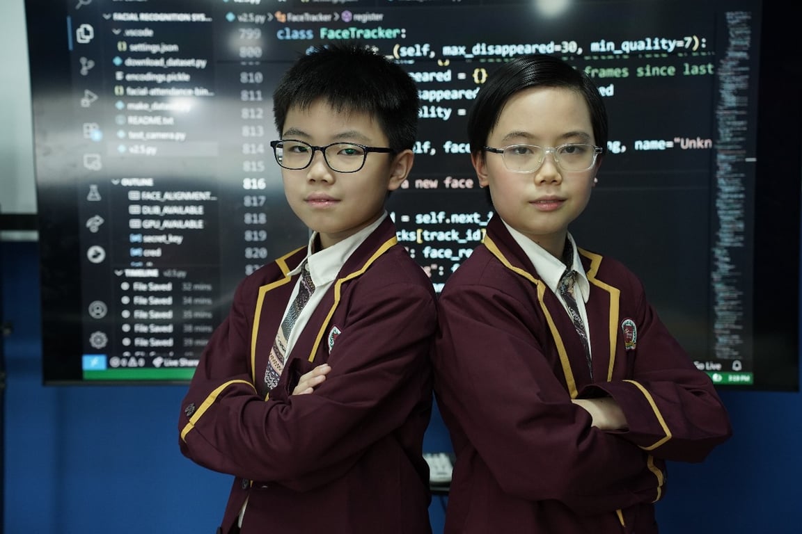 Cedric dan Anderson, dua siswa kelas 6 BINUS SCHOOL Simprug yang sukses ciptakan face recognition attendance app berbasis AI. (Dok. BINUS SCHOOL)