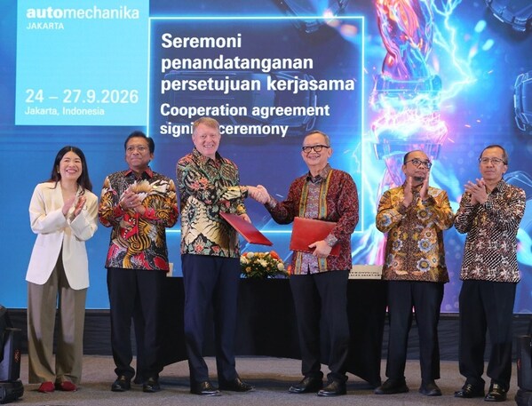 Cooperation Agreement signing between Messe Frankfurt and the Indonesian Automotive Parts & Components Industries Association (GIAMM). Witnessed by representatives (left to right) from Messe Frankfurt (HK) Ltd, Ministry of Micro, Small and Medium Enterprises of the Republic of Indonesia, Ministry of Industry of the Republic of Indonesia, and Indonesian Automotive Parts & Components Industries Association (GIAMM). Cooperation Agreement signing between Messe Frankfurt and the Indonesian Automotive Parts & Components Industries Association (GIAMM). Witnessed by representatives (left to right) from Messe Frankfurt (HK) Ltd, Ministry of Micro, Small and Medium Enterprises of the Republic of Indonesia, Ministry of Industry of the Republic of Indonesia, and Indonesian Automotive Parts & Components Industries Association (GIAMM).
