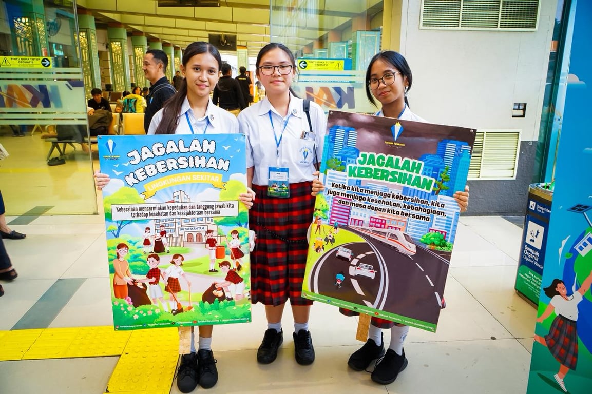 Para siswa Yayasan Tarakanita melakukann kampanye lingkungan dengan poster imbauan