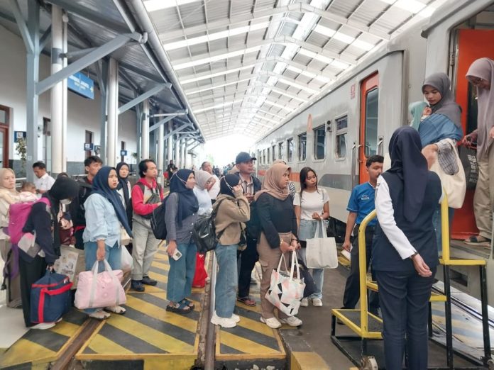 KAI Daop 2 Bandung: 5 Stasiun dengan Volume Pelayanan Naik/Turun Penumpang Jarak Jauh Tertinggi pada Libur Panjang Maulid Nabi Muhammad SAW