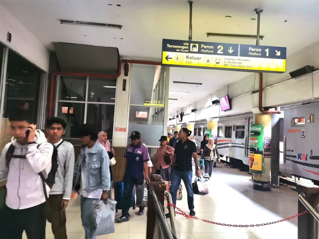 Suasana penumpang di Stasiun Medan baru-baru ini.