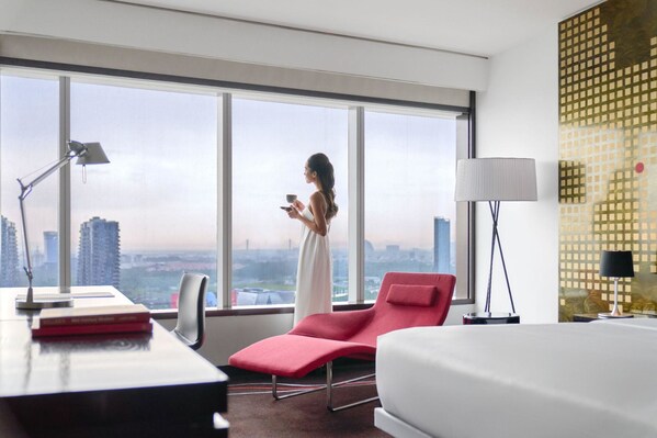 Le Méridien Saigon boasts panoramic views of the Saigon River and the Ba Son Bridge.