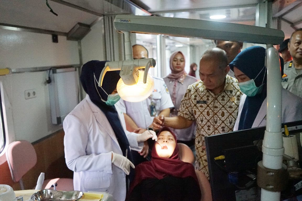 Foto : Pemeriksaan gigi di Rail Clinic
