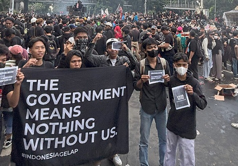 student protests main Photo by David Wadie Fisher-Freberg of Indonesian students holding up banners for #IndonesiaGelap, "The Government means nothing without us"
