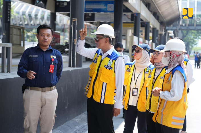 Kedua dari kiri Topi putih Bapak Dody Hanggodo Menteri Pekerjaan Umum