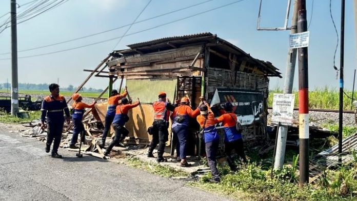 Tingkatkan Keselamatan, KAI Daop 8 Surabaya Tertibkan Bangunan Liar di Sekitar Rel