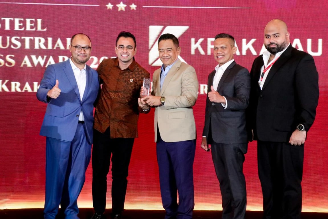DI Tengah Berjas Coklat : Akbar Djohan - Direktur Utama PT Krakatau Steel (Persero) Tbk