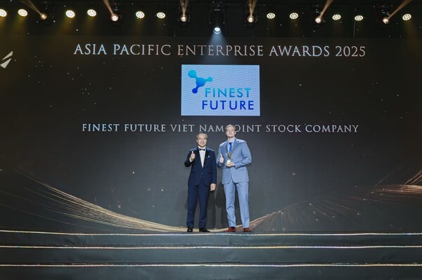Mr. Tuomas Aleksi Tiilikainen, CEO of Finest Future, receiving the Fast Enterprise Award at APEA 2025
