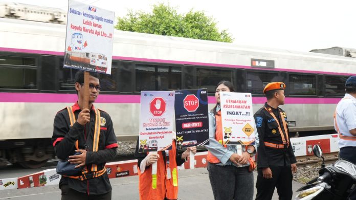 Peduli Keselamatan, KAI Daop 8 Surabaya Gandeng Komunitas Sosialisasikan Keselamatan di Perlintasan Sebidang