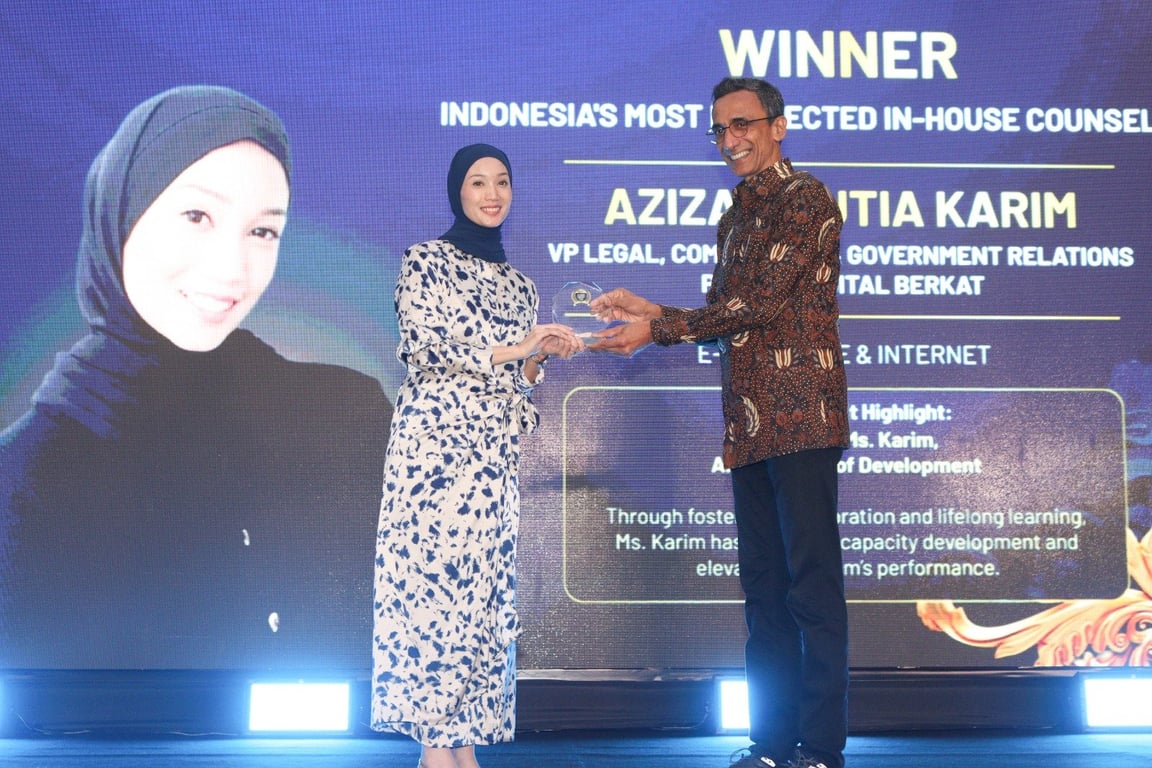 Azizah Mutia Karim, VP Legal, Compliance & Government Relations Tokocrypto menerima penghargaan Indonesia’s Most Respected In-House Counsel 2025 dari Hukumonline dan Indonesia Corporate Counsel Association (ICCA). Sumber: Tokocrypto.