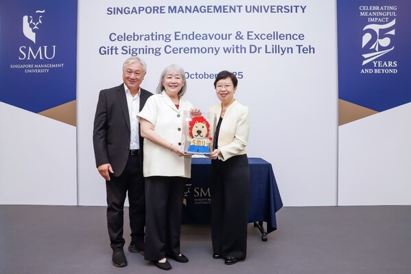 Professor Lily Kong presenting a token of appreciation to Dr Lillyn Teh during the Gift Signing Ceremony. They are pictured here with Dr Teh’s husband, Dr Foo Suan Tong. Professor Lily Kong presenting a token of appreciation to Dr Lillyn Teh during the Gift Signing Ceremony. They are pictured here with Dr Teh’s husband, Dr Foo Suan Tong.