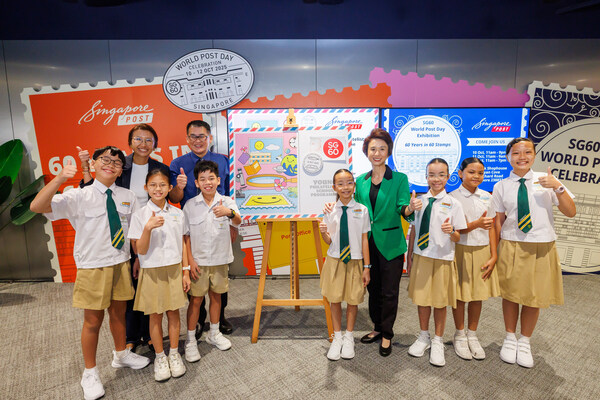 From left: Neo Su Yin (SingPost GCOO), Gau Poh Teck (Principal of Sengkang Green Primary School), Low Yen Ling (Senior Minister of State, Senior Minister of State for Culture, Community and Youth & Trade and Industry), alongside students from Sengkang Green Primary School