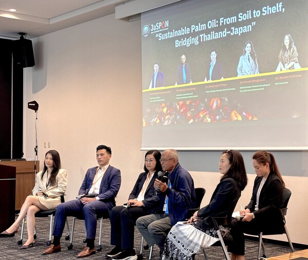 A panel representing the Department of Agricultural Extension (DoAE), Global Green Chemicals (GGC), Petchsrivichai Enterprise (PCE), Prince of Songkla University, Thailand Smallholder Facilitator Network, RSPO and Saraya. A panel representing the Department of Agricultural Extension (DoAE), Global Green Chemicals (GGC), Petchsrivichai Enterprise (PCE), Prince of Songkla University, Thailand Smallholder Facilitator Network, RSPO and Saraya.
