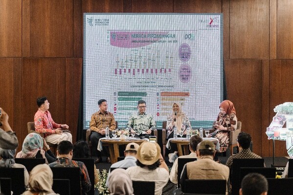 From left to right: Master of Ceremony, Vibiadhi Swasti Pradana—Director of PT Debindo, Denny Abdi —Secretary General of the Ministry of Foreign Affairs, Fajarini Puntodewi—Director General of National Export Development, Ministry of Trade, and Heru Rizky Jiwayani—Government Business Head of PT Bank Mandiri, during a press conference for Trade Expo Indonesia 2025.