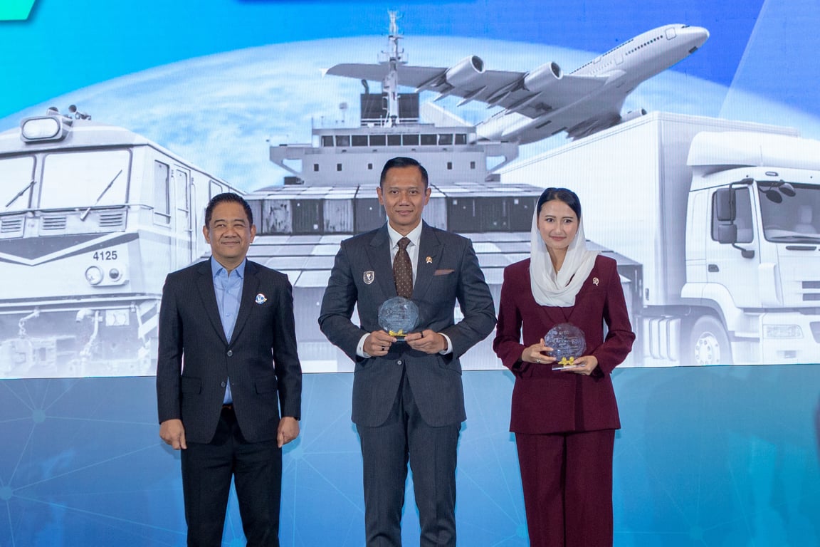 Akbar Djohan (Ketua Umum ALFI), Agus Harimurti Yudhoyono (Menteri Koordinator Bidang Infrastruktur dan Pembangunan Kewilayahan Republik Indonesia), Dyah Roro Esti Widya Putri (Wakil Menteri Perdagangan Republik Indonesia)