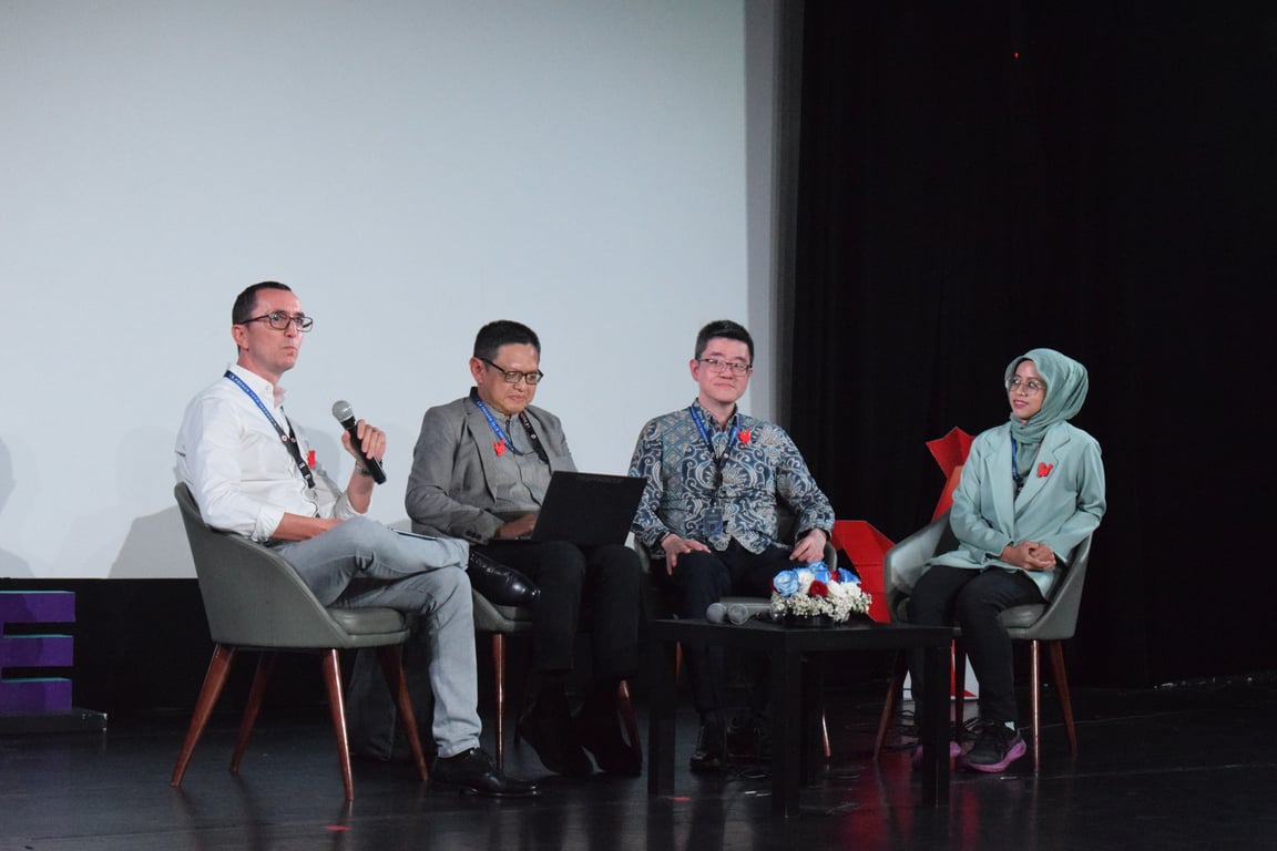 (Dari kiri ke kanan) David Prifer, Alva Erwin, Ray Frederick, dan Vanya Valindria pada Panel Diskusi 2.