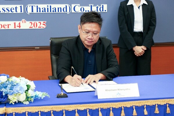 Khomson Khenyotha, Managing Director of Peak Energy Thailand, and Sumet Thepkhom, Director of Development from Peak Energy Thailand, signing the PPA agreement Khomson Khenyotha, Managing Director of Peak Energy Thailand, and Sumet Thepkhom, Director of Development from Peak Energy Thailand, signing the PPA agreement