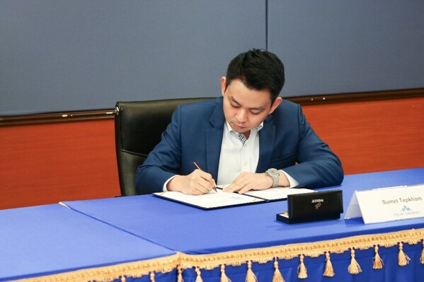 Khomson Khenyotha, Managing Director of Peak Energy Thailand, and Sumet Thepkhom, Director of Development from Peak Energy Thailand, signing the PPA agreement Khomson Khenyotha, Managing Director of Peak Energy Thailand, and Sumet Thepkhom, Director of Development from Peak Energy Thailand, signing the PPA agreement