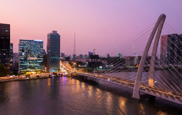 Le Méridien Saigon is ideally located with stunning views of the Ba Son Bridge and the Saigon River.