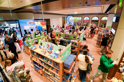 Customers Shopping in Store (PRNewsfoto/MINISO)