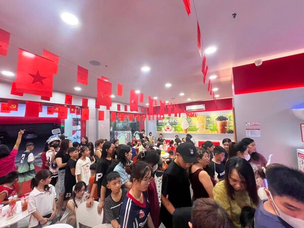 Consumers queuing in a MIXUE store