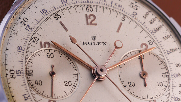 Detail of the silvered dial attributed to Beyeler workshops, displaying the dual tachymetre and telemeter scales with applied white-gold indexes Detail of the silvered dial attributed to Beyeler workshops, displaying the dual tachymetre and telemeter scales with applied white-gold indexes