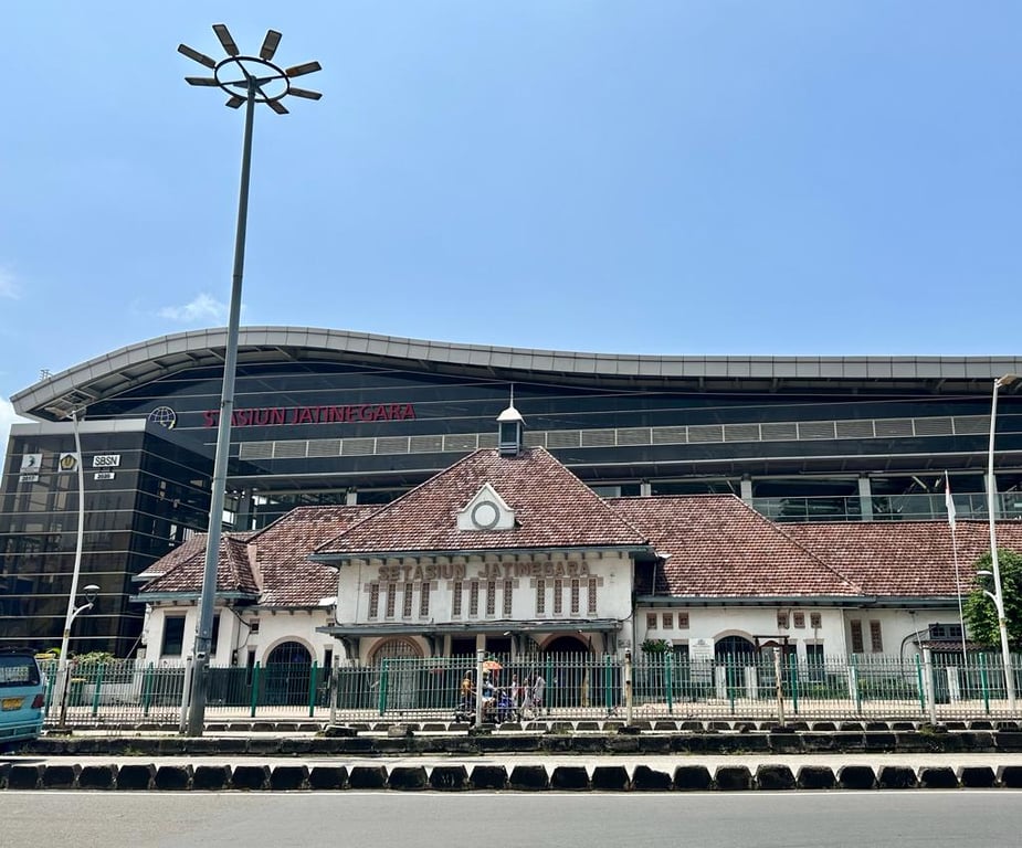 Stasiun Jatinegara Tampak Depan