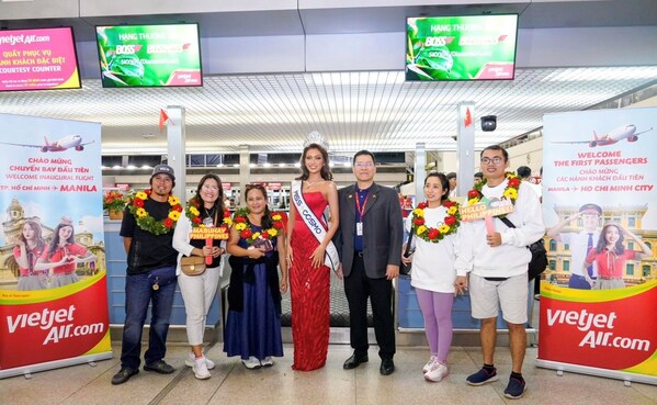 Vietjet's representative leader and Miss Cosmo 2024 Ketut Permata Juliastrid Sari welcome passengers on the inaugural flight from Ho Chi Minh City to Manila at Tan Son Nhat International Airport