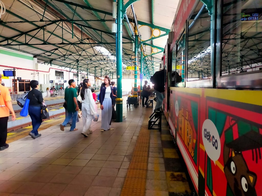 Suasana peron Stasiun Madiun terlihat ramai pada puncak arus libur Natal dan Tahun Baru 2025/2026
