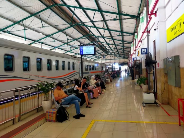 Arus Libur Nataru Memuncak, Stasiun Madiun Jadi Episentrum Kepadatan Penumpang KA