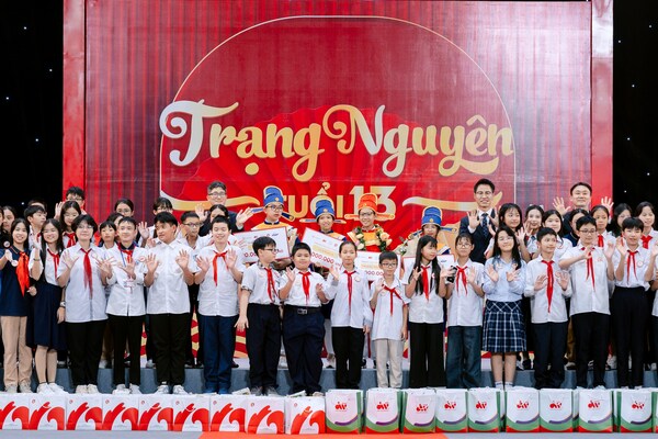 At the awards ceremony for the 2025 Vietnam Scholarship Quiz Show sponsored by Daesang Group, winners pose for a commemorative photo.