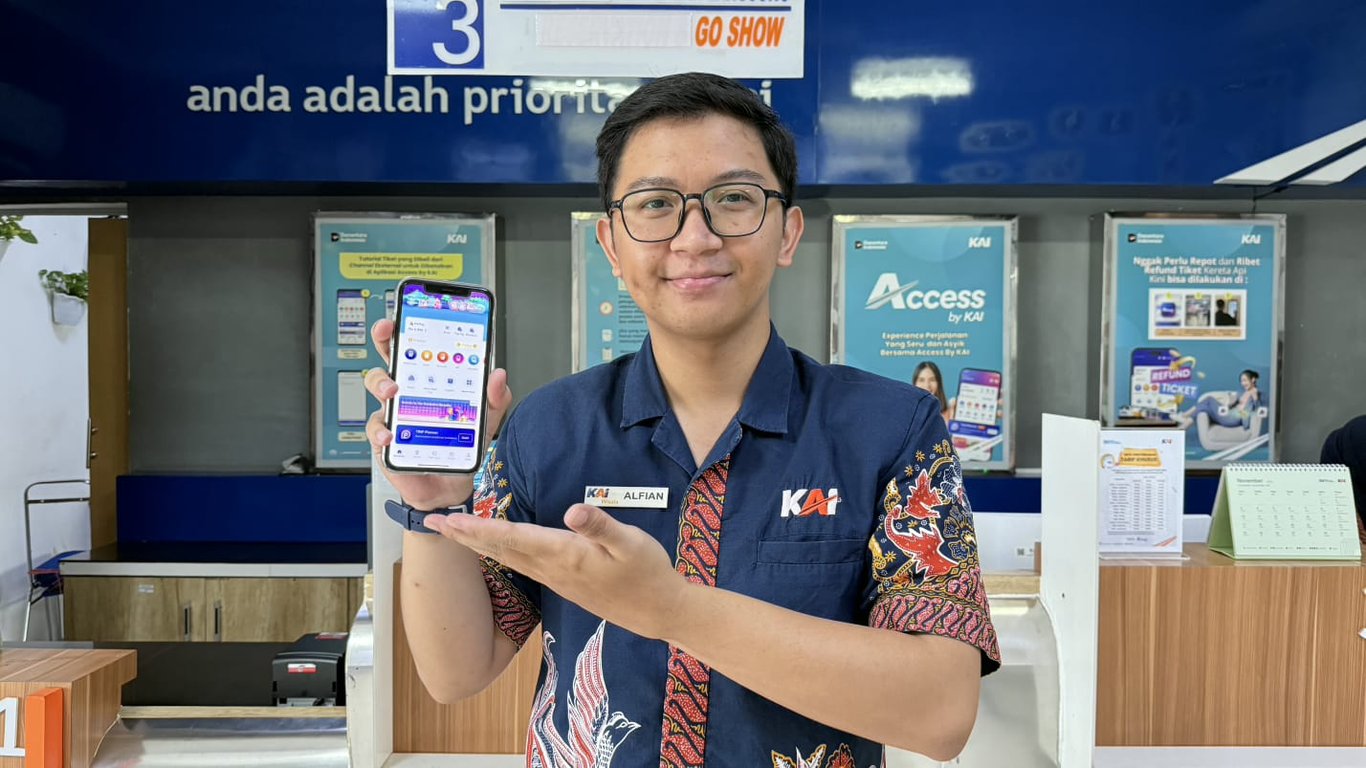 Access by KAI dan Petugas Costumer Service Stasiun Madiun