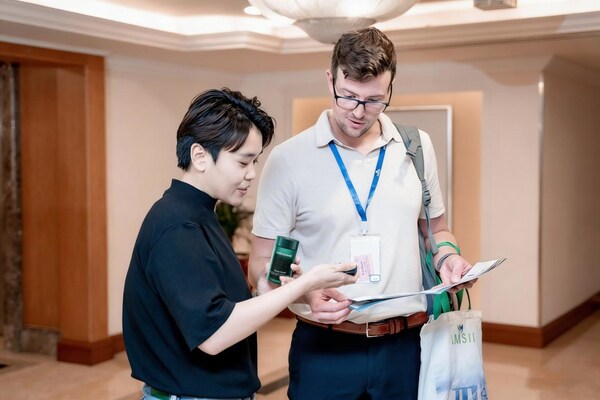 infinityseek’s R&D expert engages in discussion with an international researcher