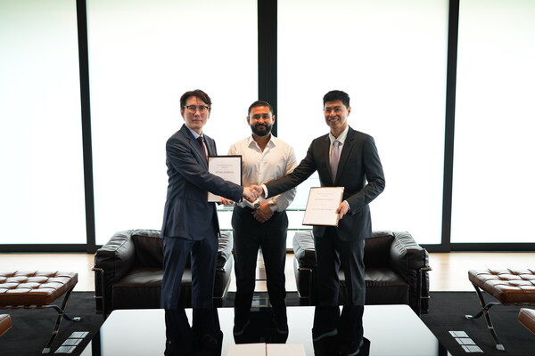 EN: (Right) TS Wong, Co-founder of Zetrix and (Left) Dato’ Lion Peh, Managing Director of Bullish Aim Sdn Bhd, exchanging the agreement, witnessed by (Middle) His Royal Highness Tunku Ismail Ibni Sultan Ibrahim, the Regent of Johor.
