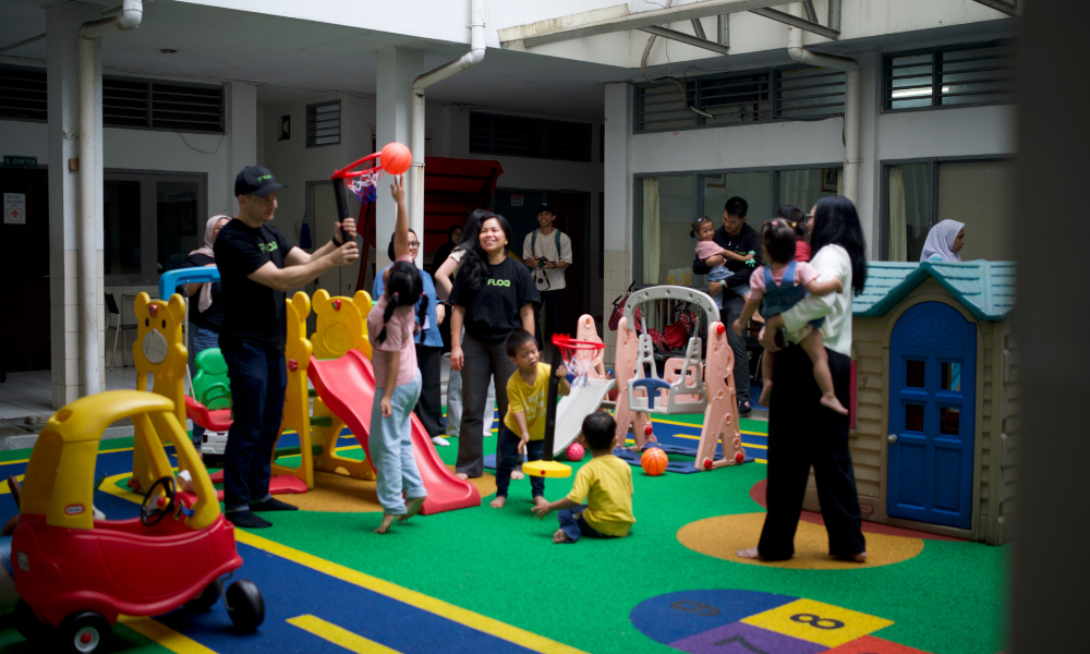 Tim FLOQ Peduli saat berkunjung ke Yayasan Sayap Ibu di Kebayoran Baru, Jakarta, dalam rangka dialog dan kegiatan bersama.<br />“><figcaption>Tim FLOQ Peduli saat berkunjung ke Yayasan Sayap Ibu di Kebayoran Baru, Jakarta, dalam rangka dialog dan kegiatan bersama.<br /></figcaption></figure>
<p>“FLOQ&nbsp;Peduli&nbsp;mencerminkan&nbsp;niat&nbsp;kami&nbsp;untuk&nbsp;terus&nbsp;bertumbuh&nbsp;secara&nbsp;bertanggung&nbsp;jawab.&nbsp;Kunjungan&nbsp;ini&nbsp;adalah&nbsp;tentang&nbsp;kehadiran,&nbsp;mendengarkan,&nbsp;mendukung,&nbsp;serta&nbsp;mengakui&nbsp;dampak&nbsp;jangka&nbsp;panjang&nbsp;dari&nbsp;institusi&nbsp;seperti&nbsp;Yayasan Sayap Ibu&nbsp;dalam&nbsp;komunitas&nbsp;kita,”&nbsp;tambah&nbsp;Paul&nbsp;Versley, SVP FLOQ.&nbsp;</p>
<p>Mengangkat&nbsp;Kisah&nbsp;yang&nbsp;Perlu&nbsp;Didengar&nbsp;</p>
<p>Melalui&nbsp;publikasi&nbsp;ini, <a href=