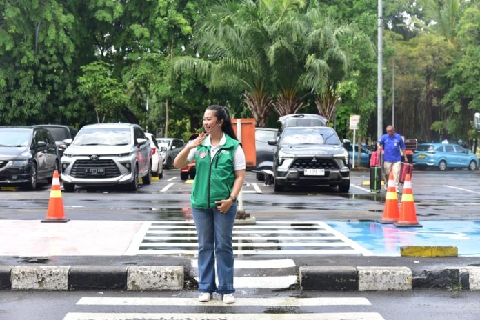 Hari Terakhir Angkutan Nataru, KAI Services Pastikan Area Parkir Stasiun Tertib dan Lancar dengan Petugas Customer Service Parking Excellent