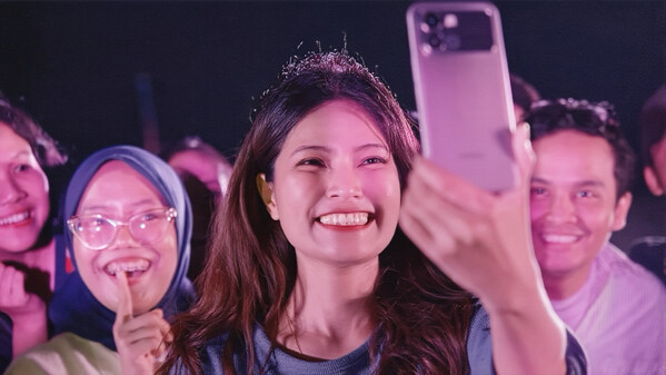 Light Spectacle Heated Up the Audience with Dynamic Song and Dance Light Spectacle Heated Up the Audience with Dynamic Song and Dance