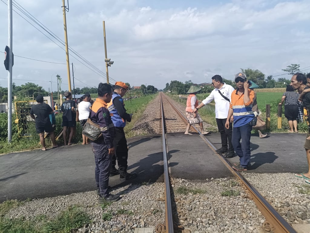 Perlintasan sebidang JPL 265 KM 172+762 petak jalan Kras–Ngadiluwih