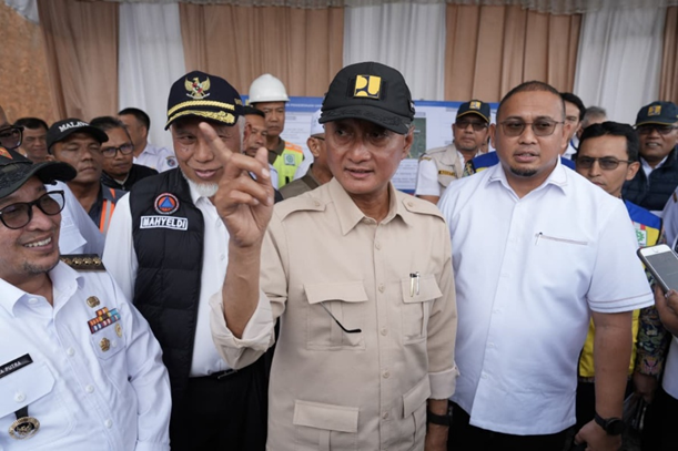 Tengah - Bapak Dody Hanggodo Menteri Pekerjaan Umum