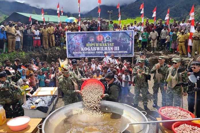 Peringati Hari Gizi Nasional, Kogabwilhan III Gelar Dapur Rakyat Bersama Bobon Santoso di Papua Pegunungan