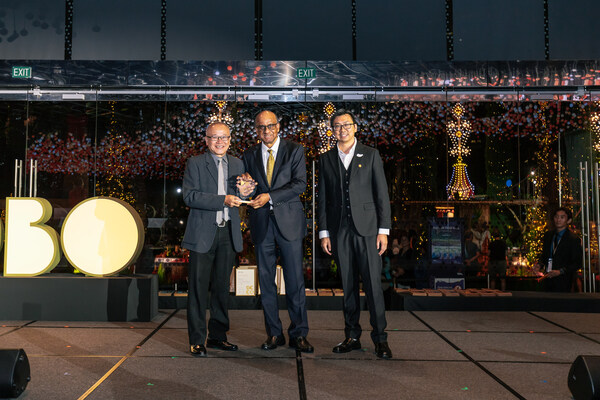 Left to right: Senior Managing Director of RSP Ar. Seah Chee Kien, President Tharman Shanmugaratnam, and President of DBCS Mr. Hong Khai Seng. Photo courtesy of Design Business Chamber Singapore.