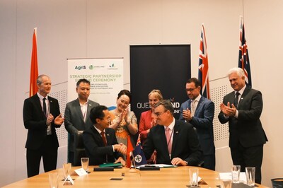 AgriS and Farmacist have officially signed a Strategic Partnership Agreement, witnessed by the Hon. Ros Bates MP – Queensland Minister for Finance, Trade, Employment and Training, and representatives from DPI and TIQ
