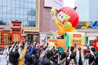 Enthusiastic consumers take photos of MINISO’s proprietary IP YOYO