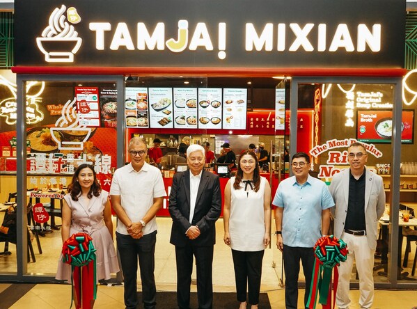 Mr Daren Lau, Chairman and CEO of TJI (right 1); Mayor Lani Cayetano (right 3); Congressman Jorge Bocobo (right 2); franchise partner Suyen Corporation officiate the debut in the Philippines. Mr Daren Lau, Chairman and CEO of TJI (right 1); Mayor Lani Cayetano (right 3); Congressman Jorge Bocobo (right 2); franchise partner Suyen Corporation officiate the debut in the Philippines.