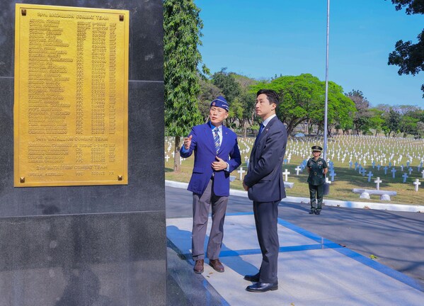 HD Hyundai Chairman Chung Kisun lays flowers at the Korean War Memorial located at the National Heroes’ Cemetery in the Philippines on March 4.